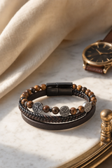 Bracelet en oeil de tigre posé sur une coiffeuse avec accessoires discrets