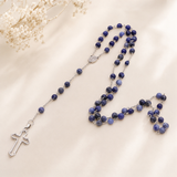 Chapelet en sodalite posé sur une coiffeuse claire pour un moment de méditation