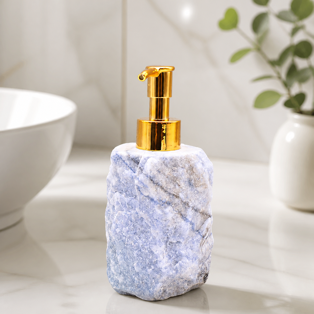 Distributeur de savon en aventurine bleue brute - 100 à 150 mm dans un décor minéral sobre