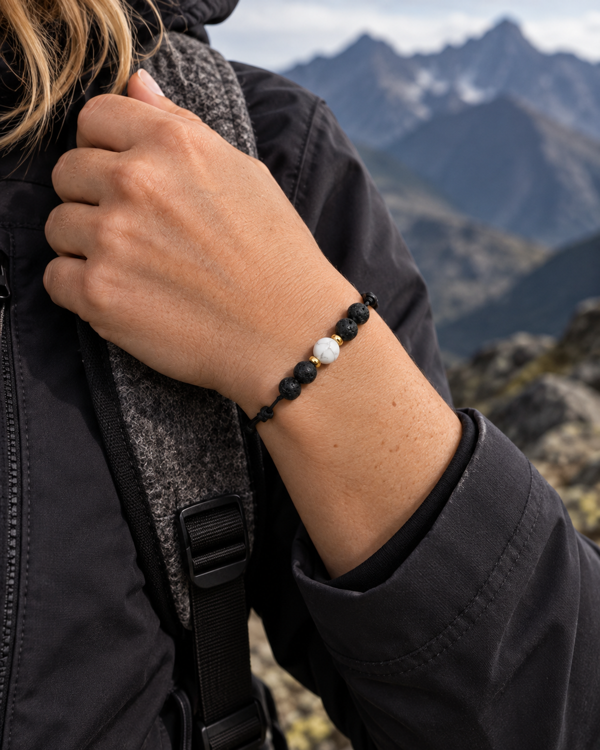 Bracelet doré en howlite et pierre de lave 6 mm porté dans une seconde situation quotidienne, produit net et visible