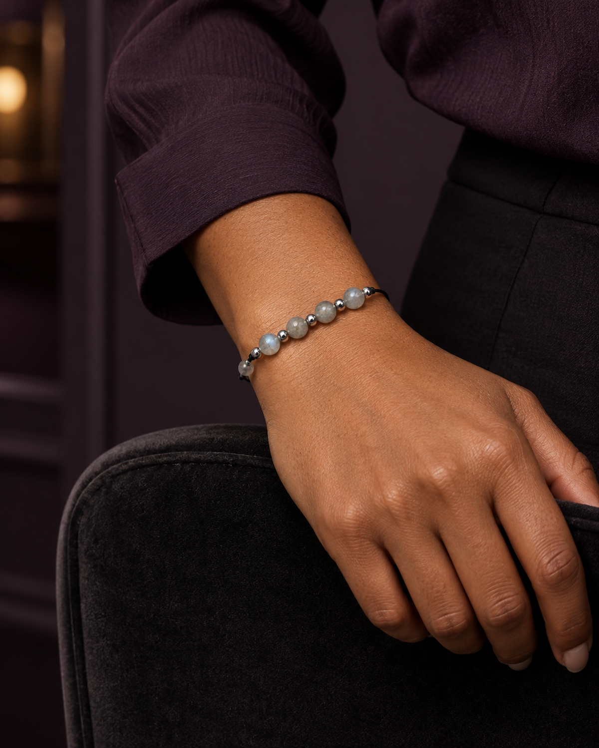 Bracelet argenté en labradorite 6 mm porté dans une seconde situation quotidienne, produit net et visible