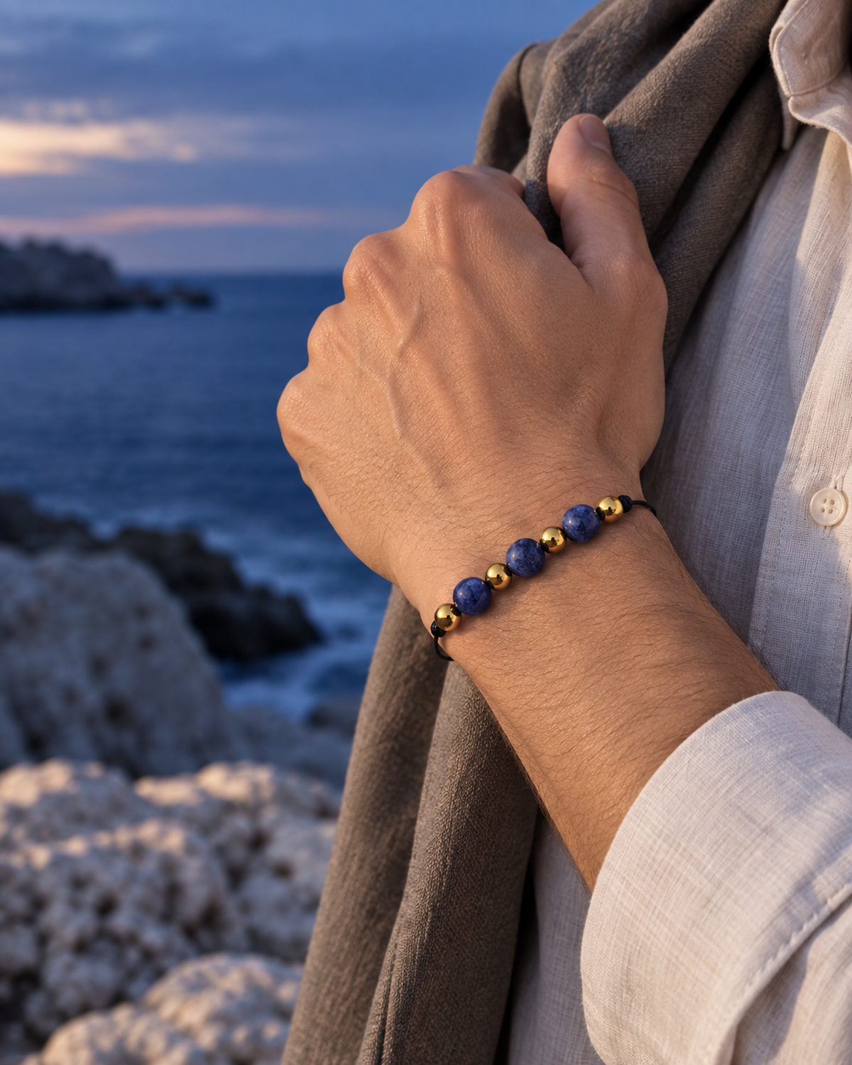 Bracelet doré en sodalite 6 mm porté dans une seconde situation quotidienne, produit net et visible