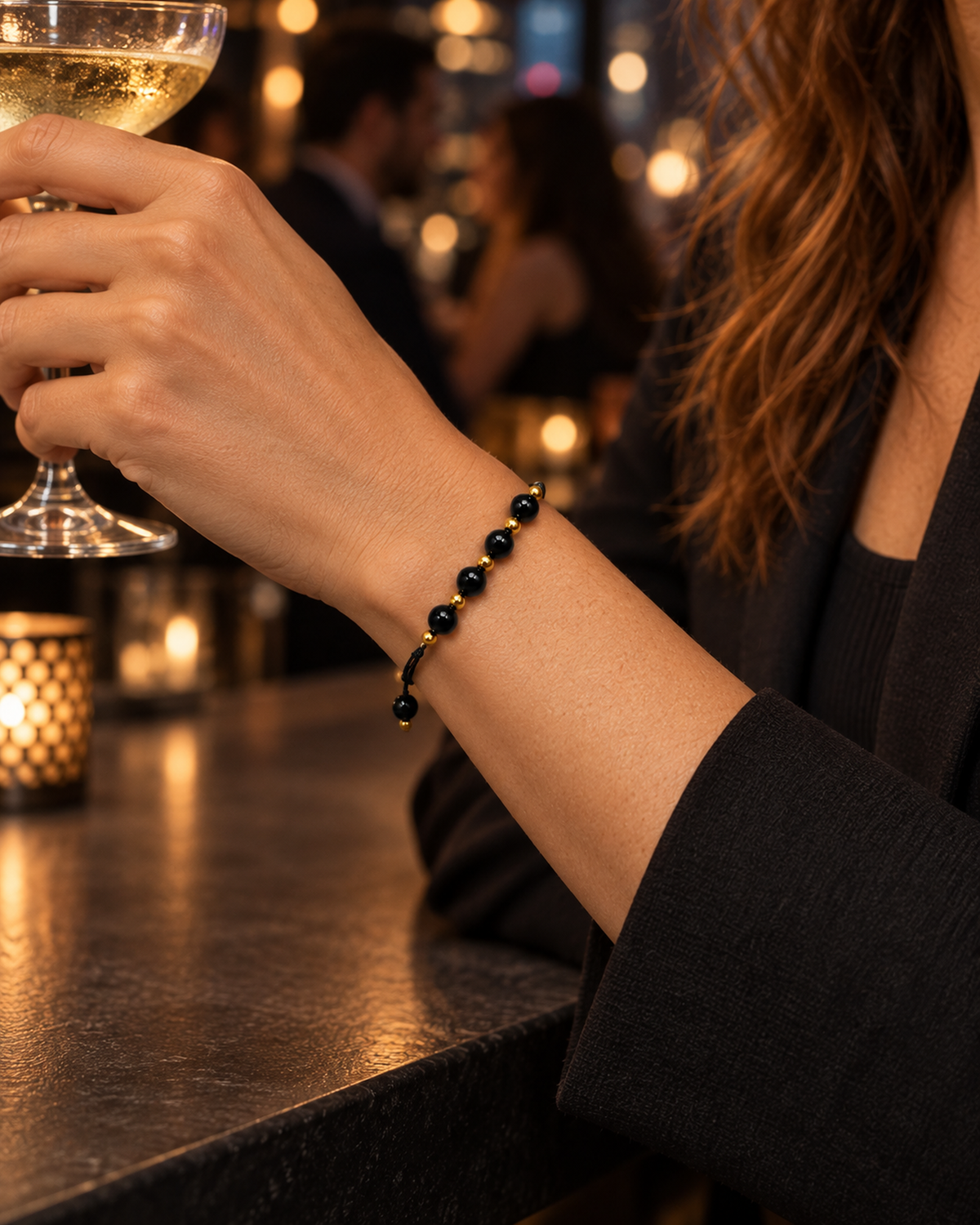 Bracelet doré en obsidienne noire 6 mm porté dans une seconde situation quotidienne, produit net et visible