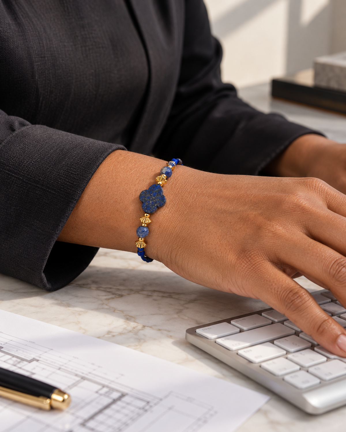 Bracelet doré en lapis-lazuli 4 à 12 mm porté dans une seconde situation quotidienne, produit net et visible