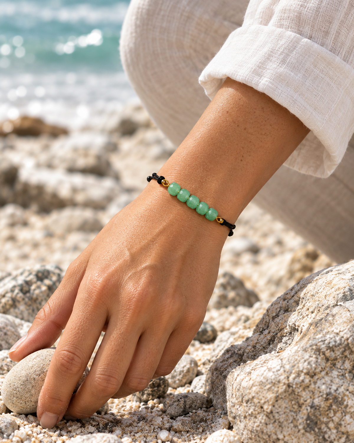 Bracelet doré en aventurine verte 6 mm porté dans une seconde situation quotidienne, produit net et visible