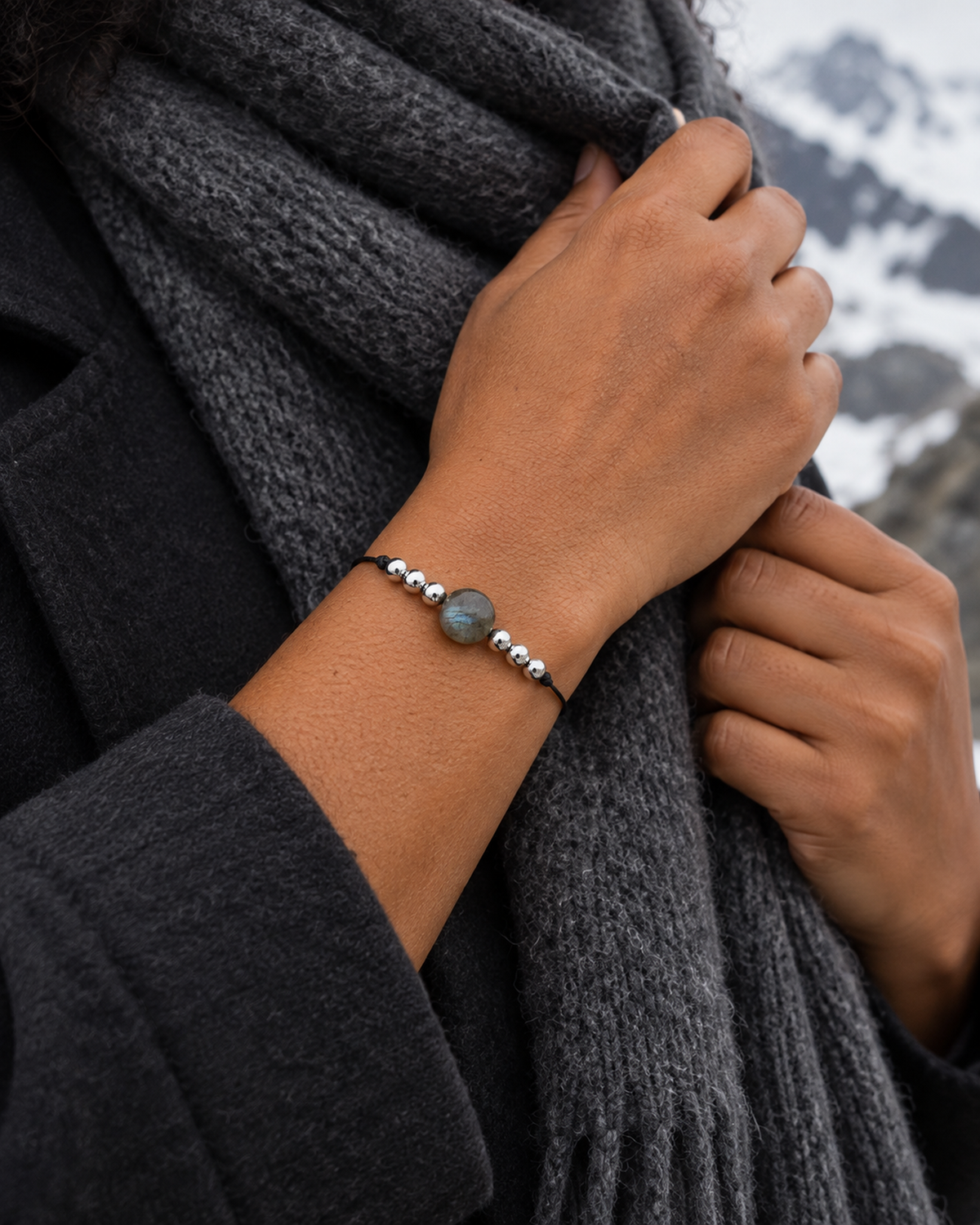 Bracelet argenté en labradorite 8 mm porté dans une seconde situation quotidienne, produit net et visible