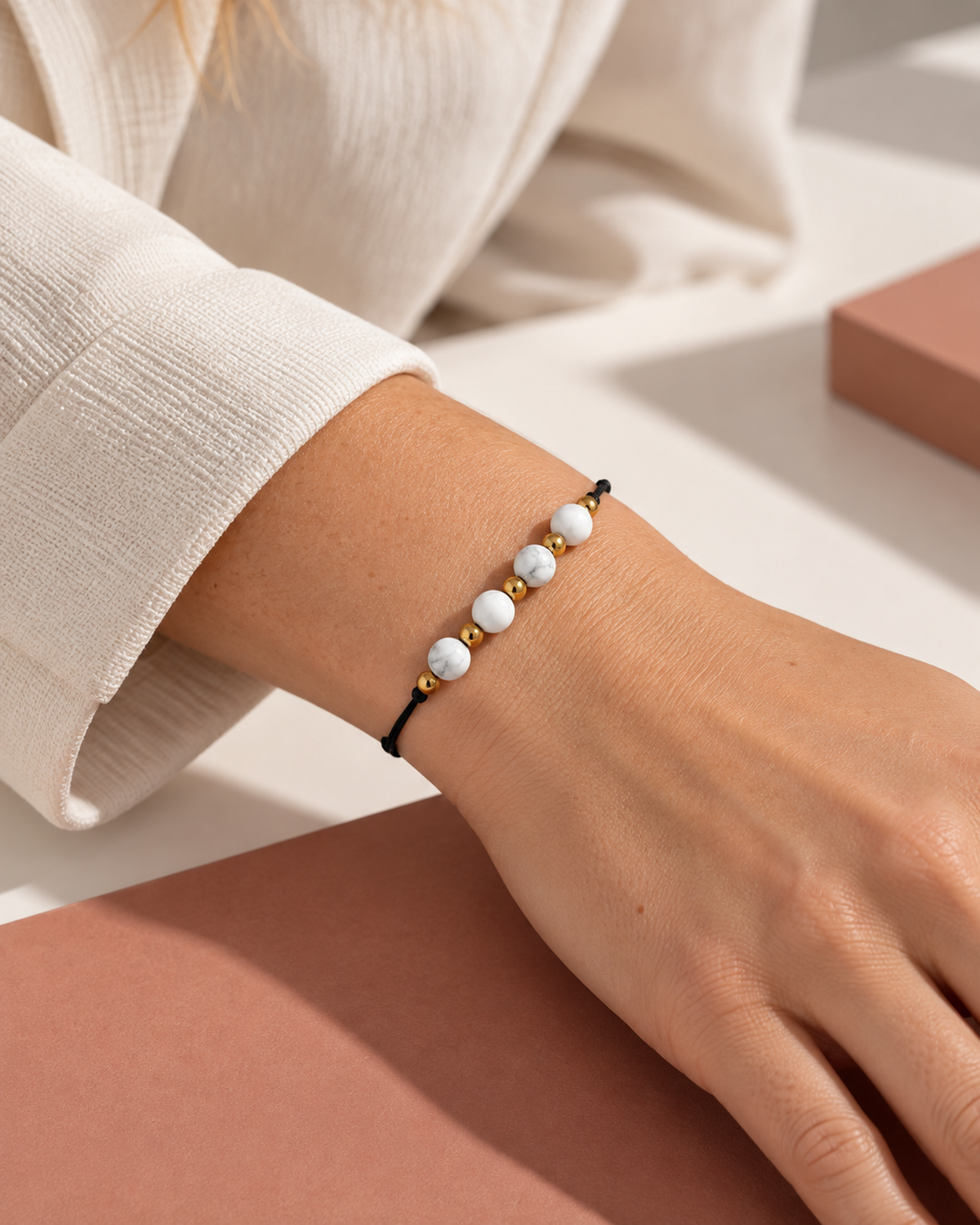 Bracelet doré en howlite blanche 6 mm porté dans une seconde situation quotidienne, produit net et visible