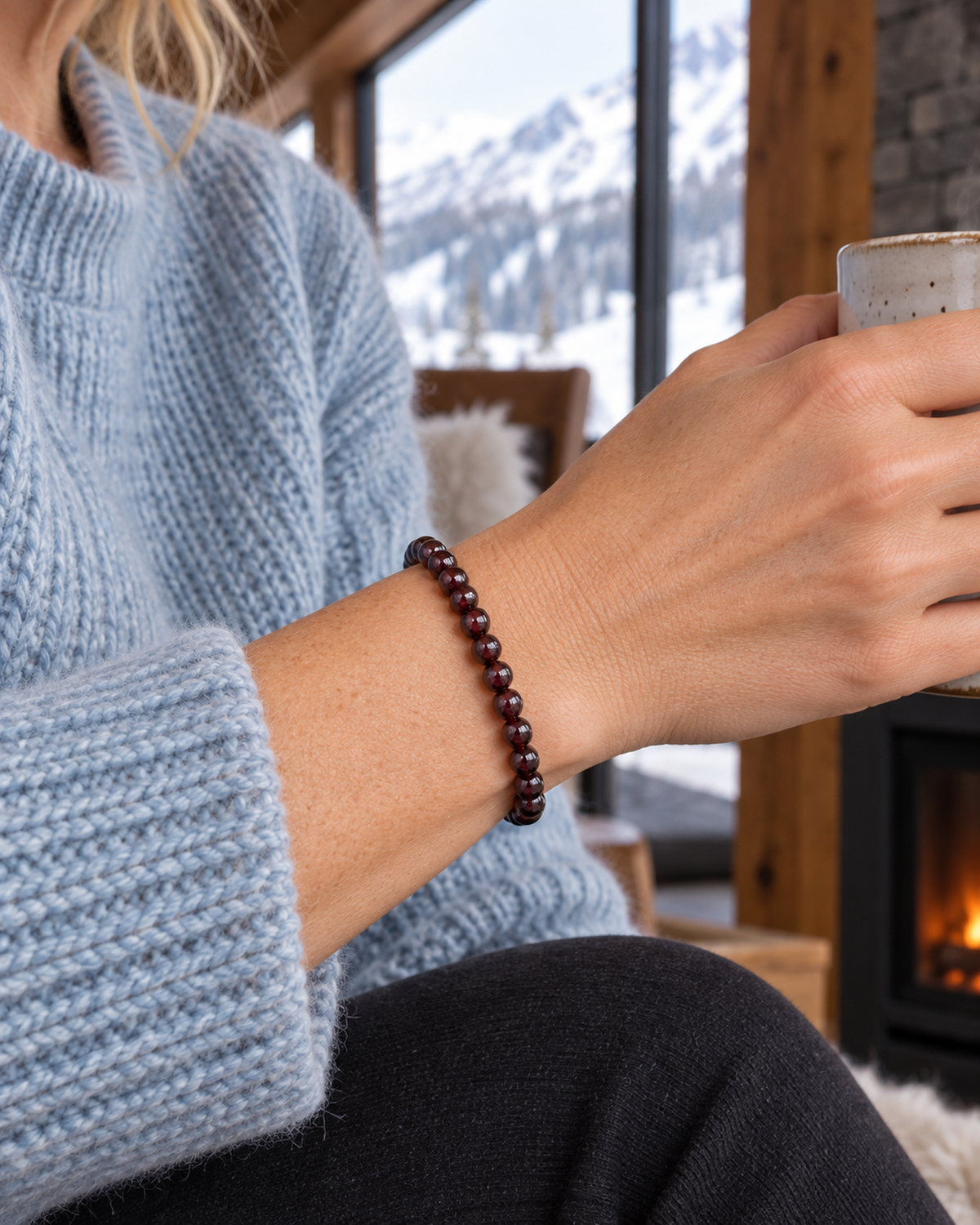 Bracelet en grenat rouge 6 mm porté dans une seconde scène quotidienne
