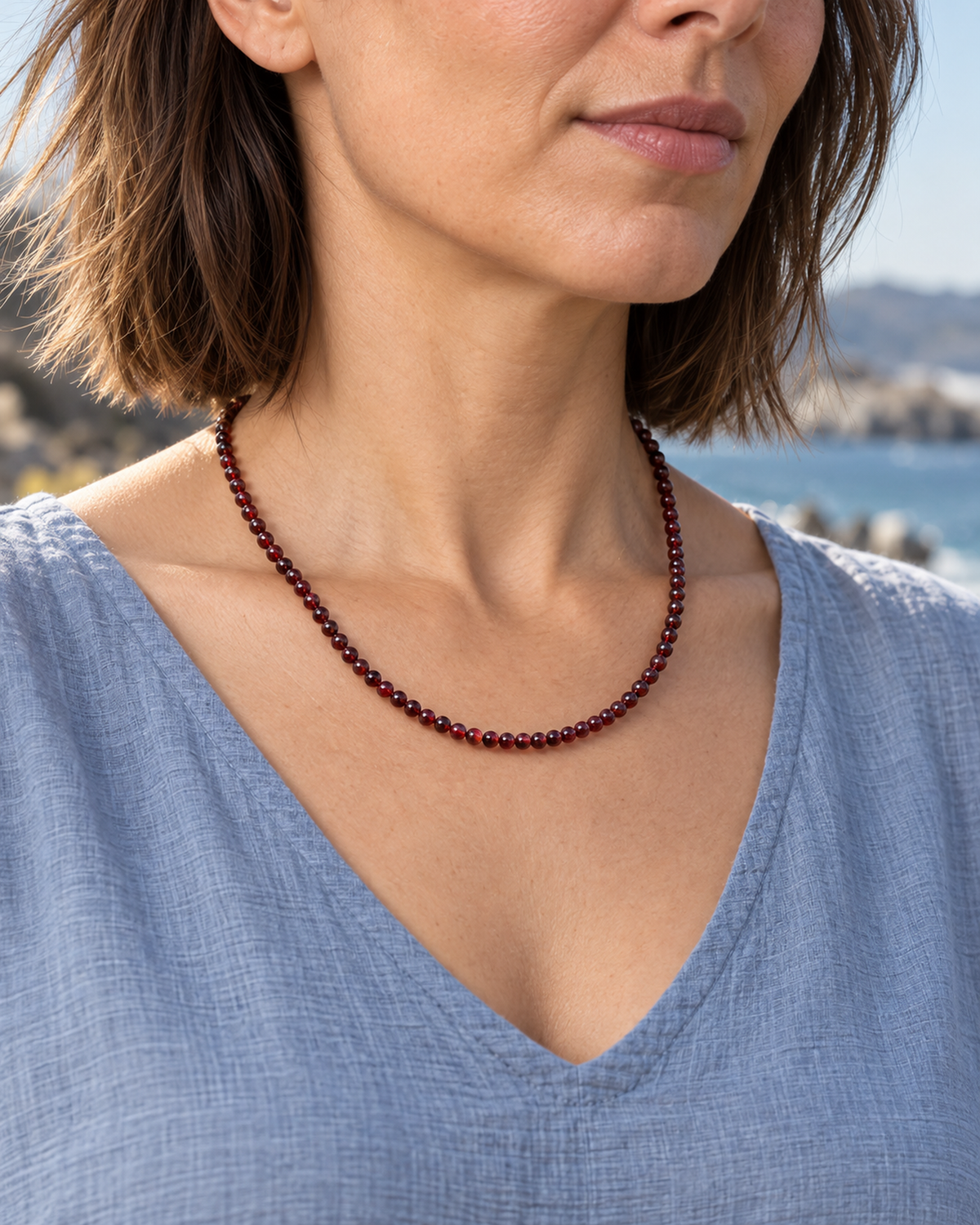 Collier en grenat rouge 4 mm - 45 cm porté dans une seconde scène quotidienne