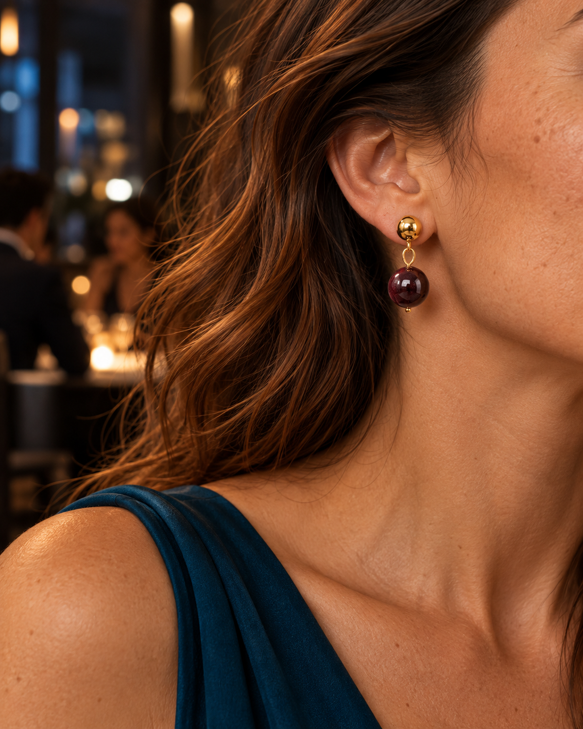 Boucles d'oreilles pendantes en grenat rouge 12 mm portées dans une seconde scène quotidienne