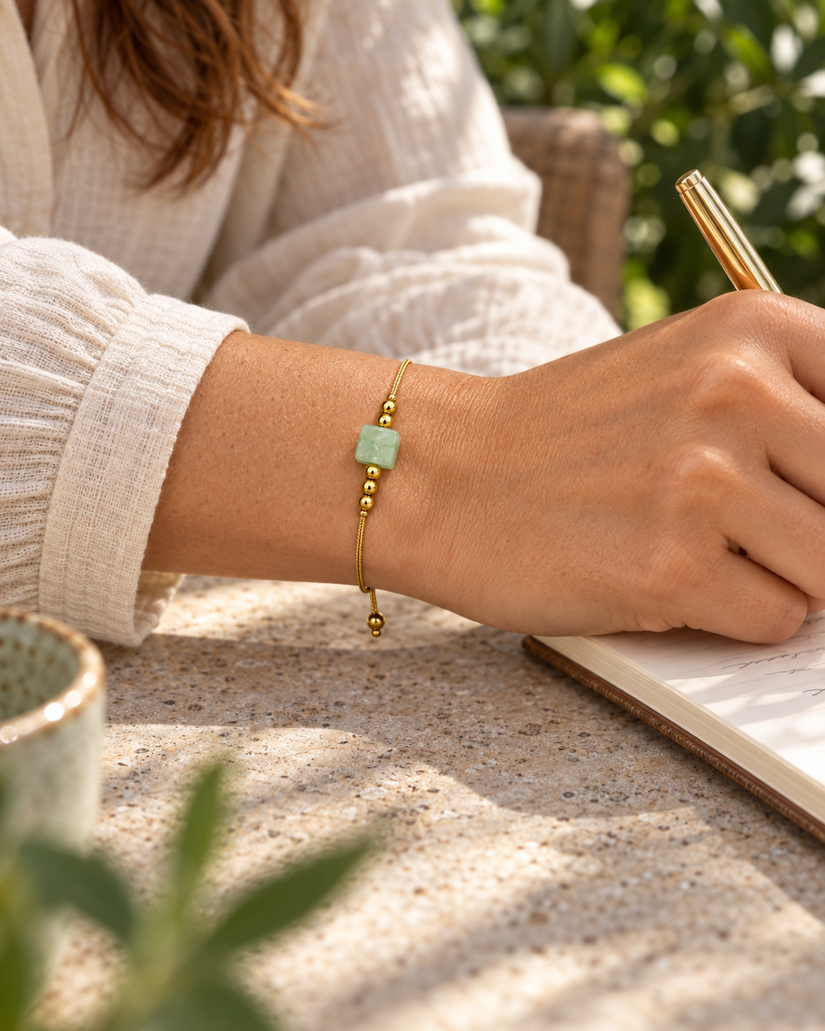 Bracelet doré en aventurine verte 8 mm porté dans une seconde situation quotidienne, produit net et visible