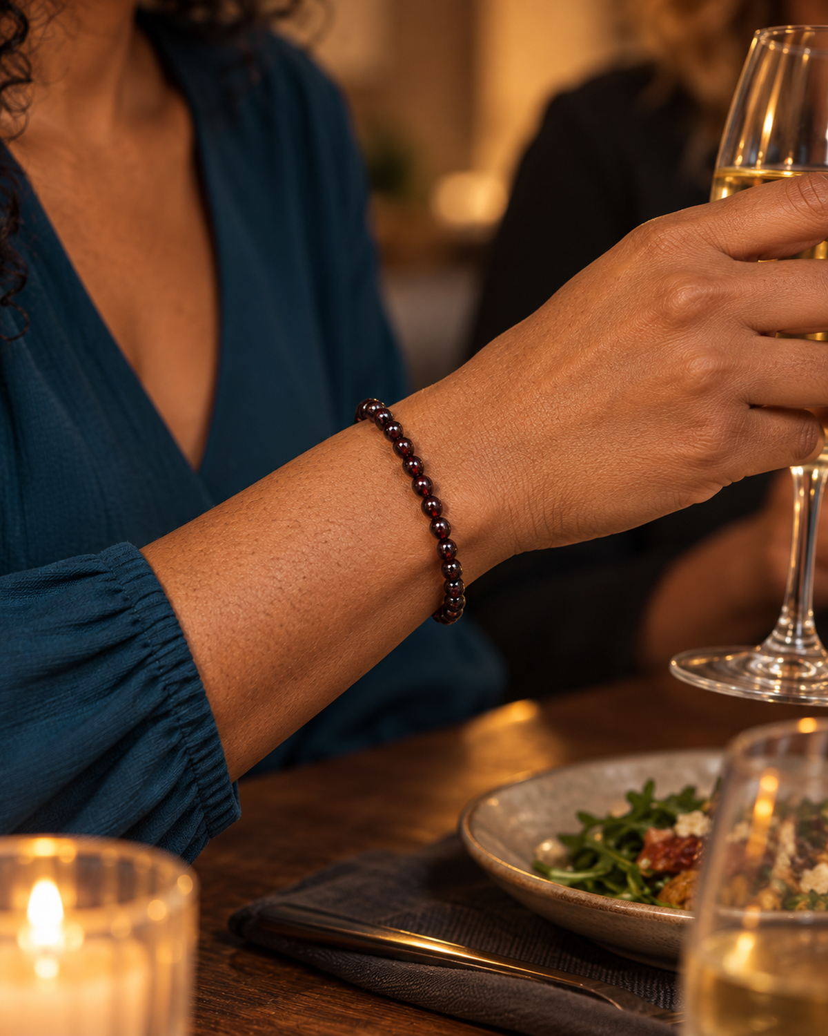 Bracelet en grenat rouge 4 mm porté dans une seconde scène quotidienne
