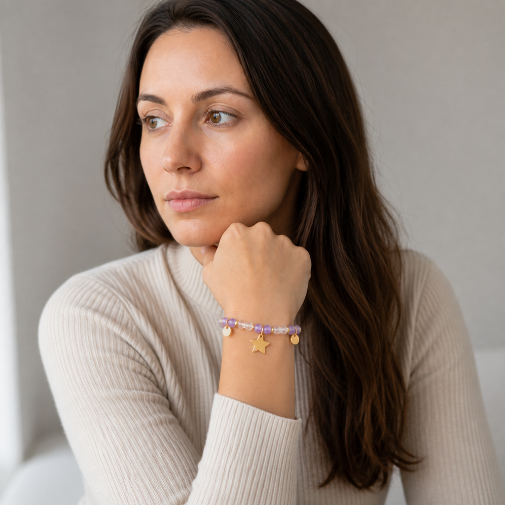 Bracelet Mira doré en améthyste et cristal de roche - 16 à 22 cm porté par Elena dans une seconde pose