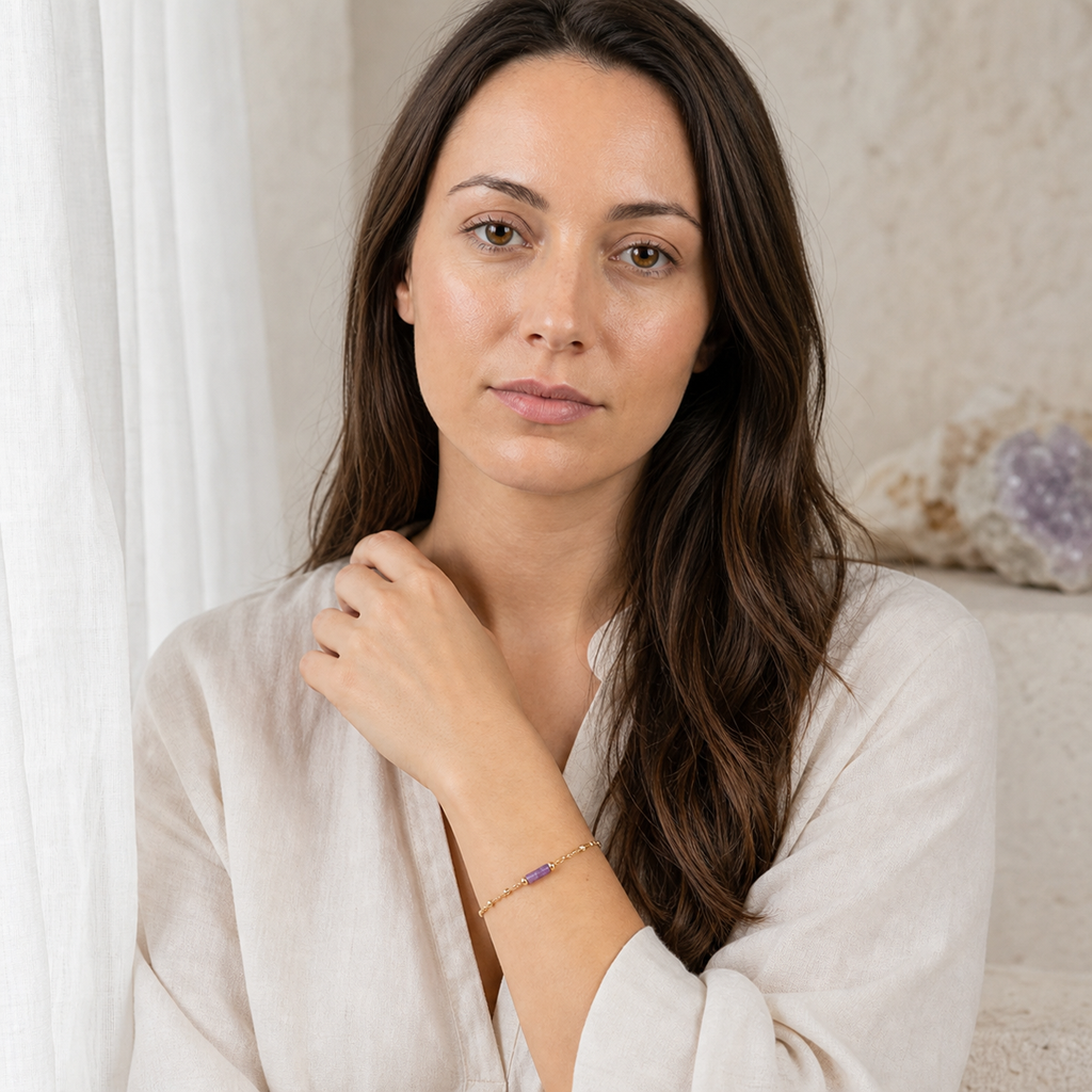 Bracelet améthyste porté par Elena dans une seconde pose