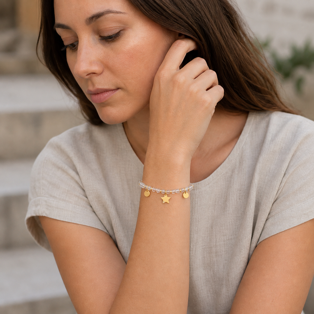 Bracelet Mira doré en cristal de roche 4 mm porté par Elena dans une seconde pose