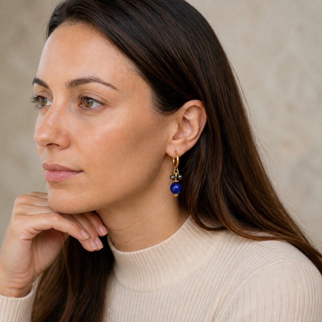 Boucles d'oreilles Ornel dorées en hématite et lapis-lazuli - 35 mm porté par Elena dans une seconde pose