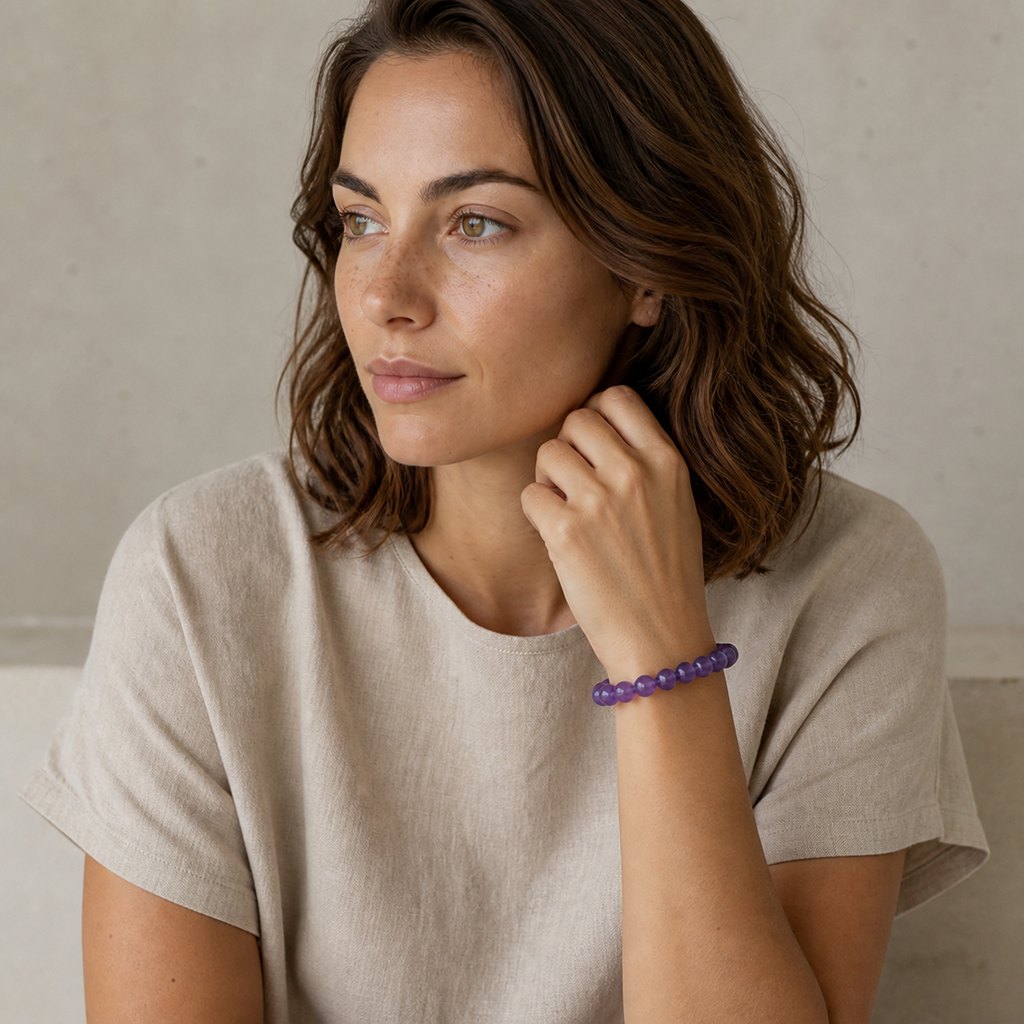 Bracelet en améthyste du Brésil 10 mm porté par Chloé dans une seconde pose