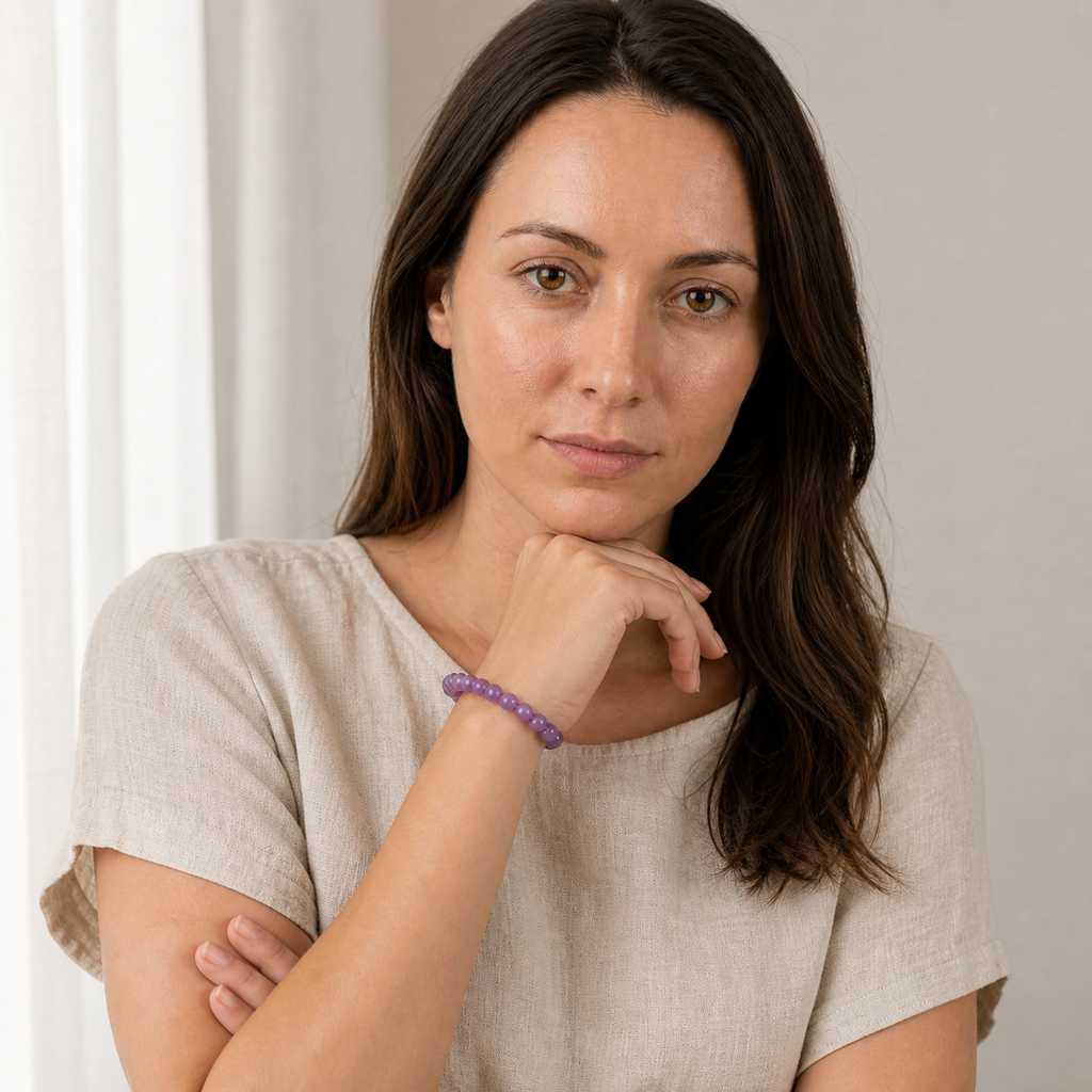 Bracelet en améthyste rubanée 6 mm porté par Elena dans une seconde pose