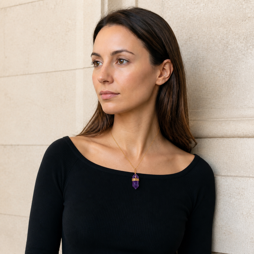 Collier boho doré en améthyste - 38 à 43 cm porté par Elena dans une seconde pose