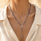 Chapelet sodalite porté en sautoir sur haut en lin crème