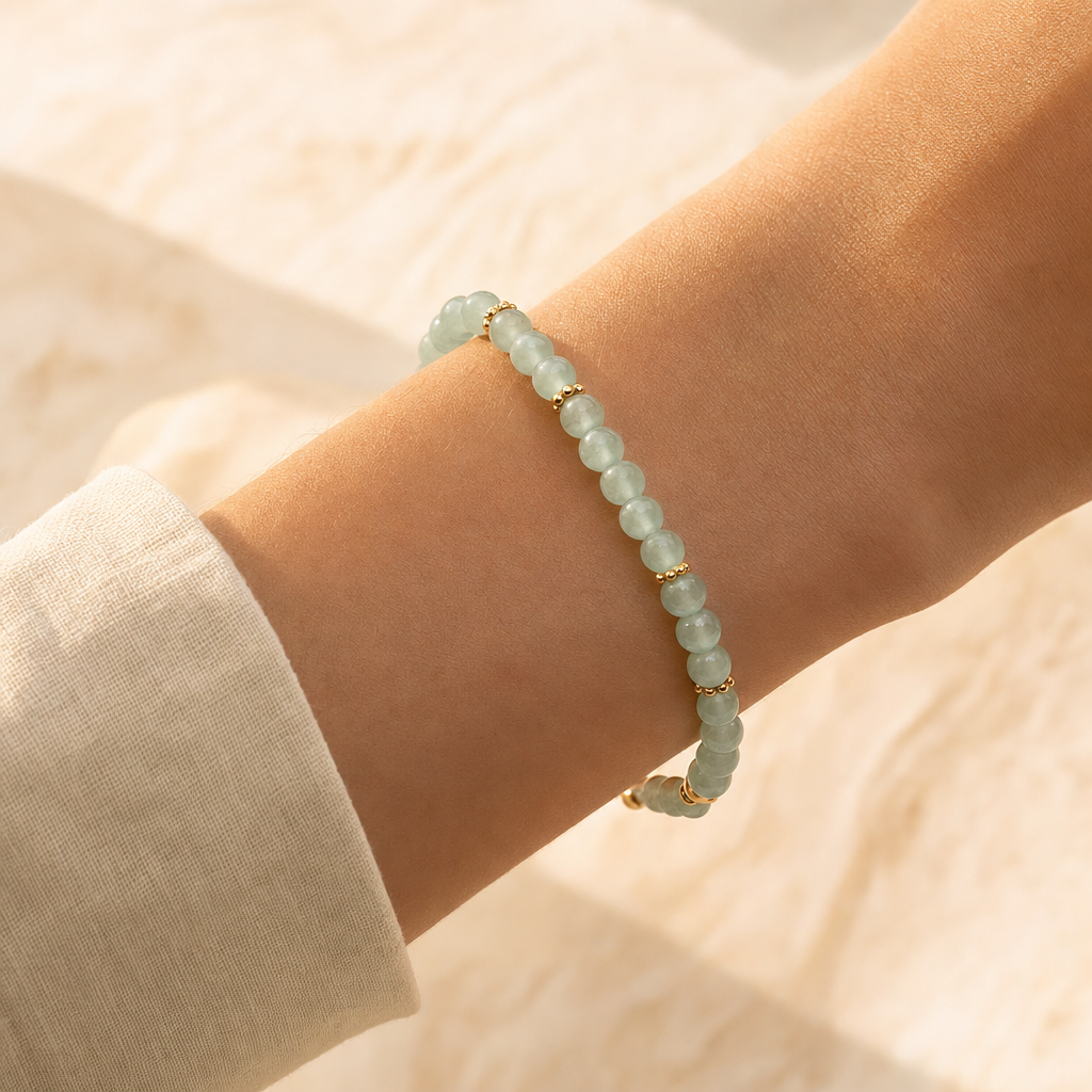 Bracelet aventurine verte doré porté au poignet féminin