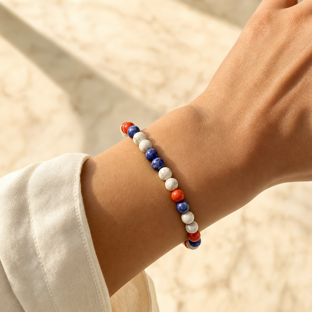 Bracelet supporter bleu blanc rouge porté au poignet en style mixte