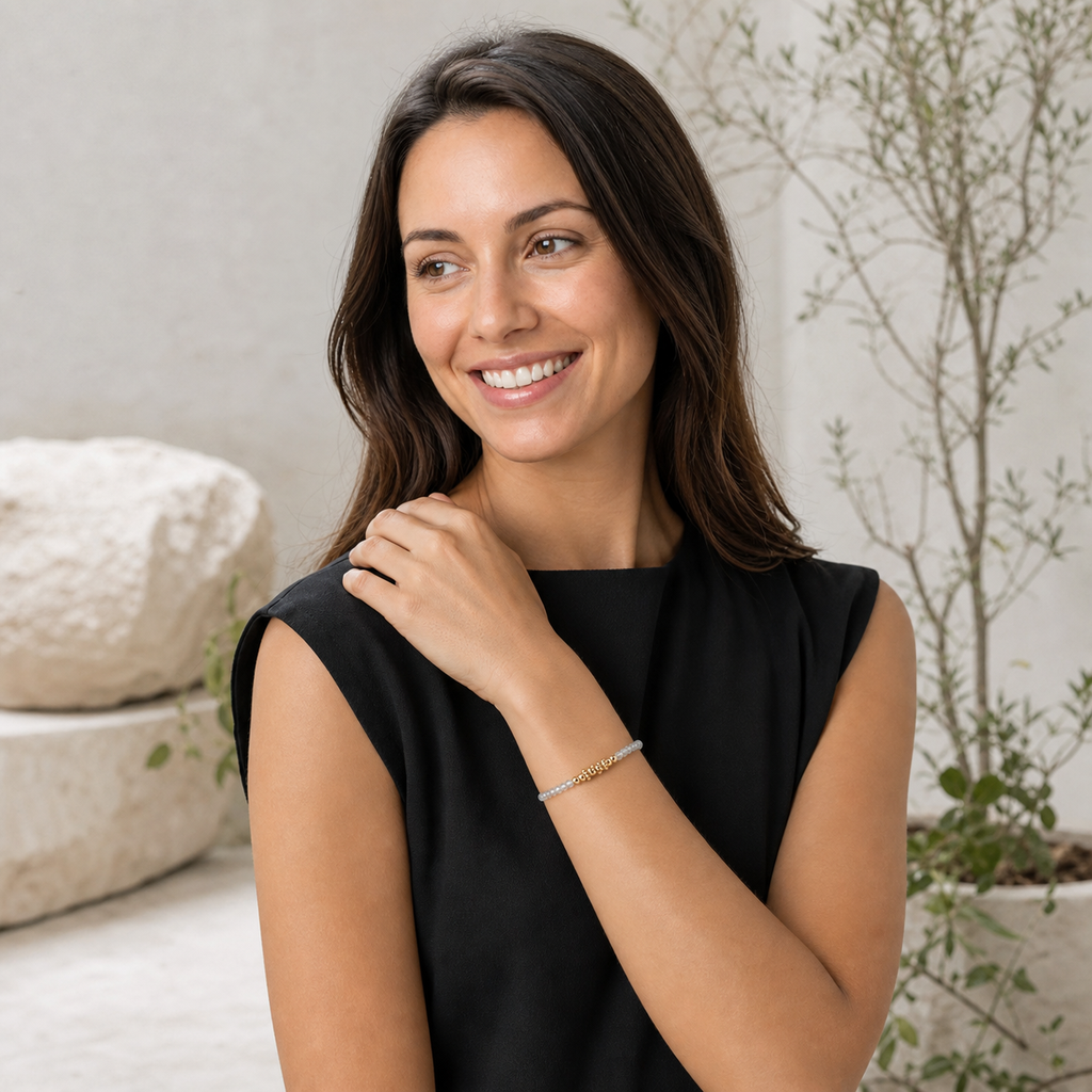Elena portant le bracelet dans une scène de vie contrastée