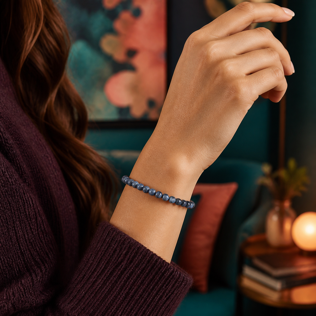 Elena portant le bracelet dans une scène de vie contrastée