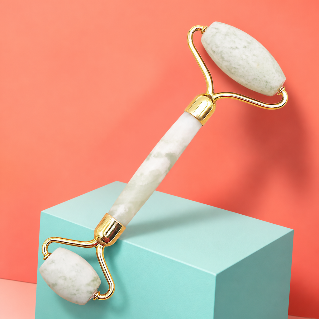 Rouleau de massage visage en jade de Chine à deux têtes dans un contexte vivant et contrasté