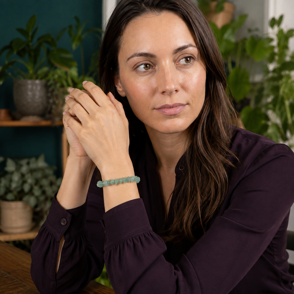 Bracelet en aventurine verte porté avec un haut prune dans une scène de vie