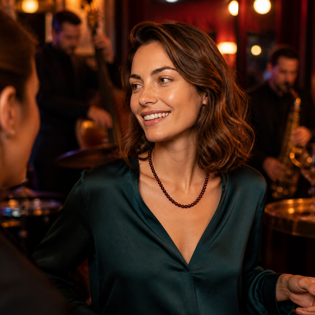Chloé portant le collier dans une scène de vie contrastée