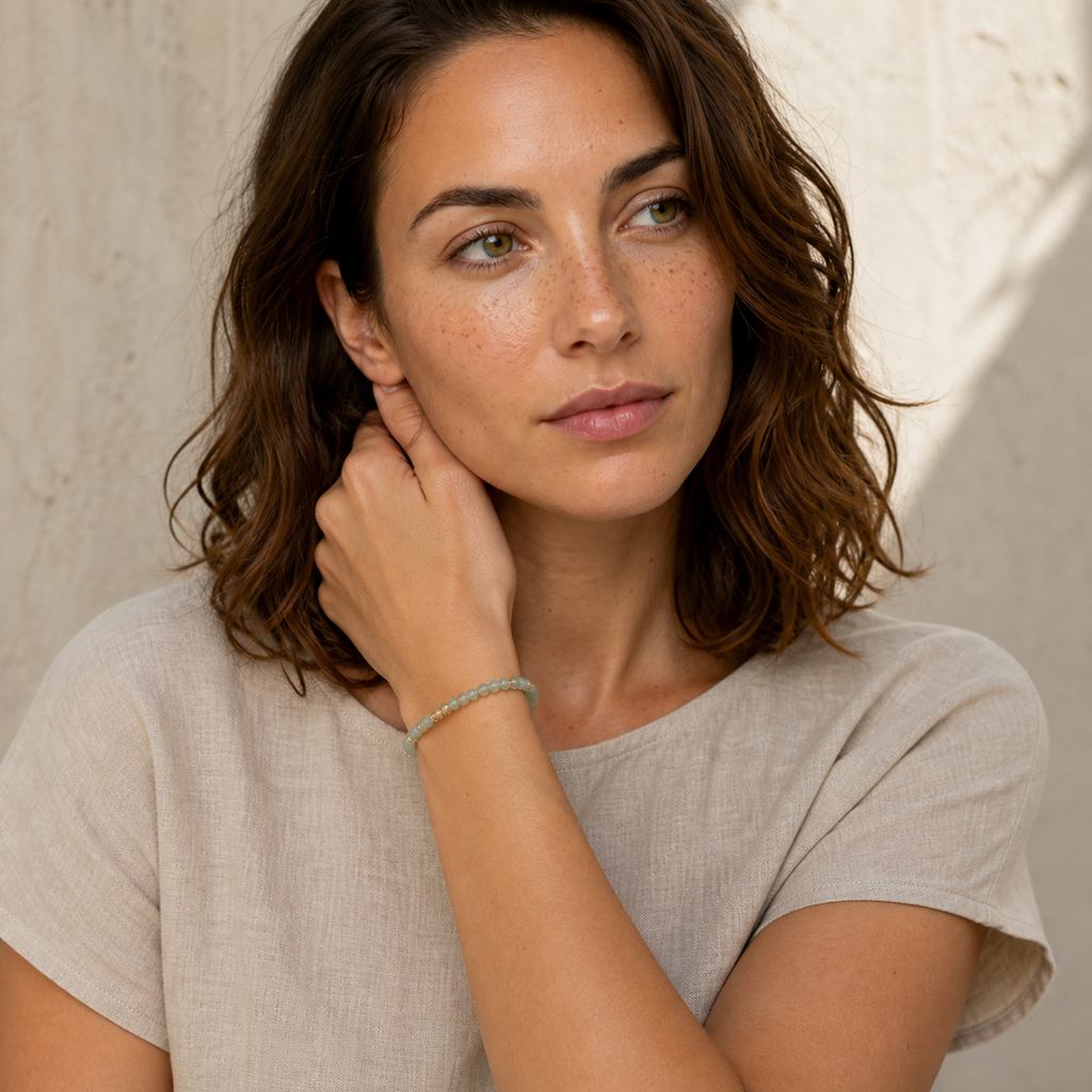 Chloé portant le bracelet dans une scène de vie contrastée