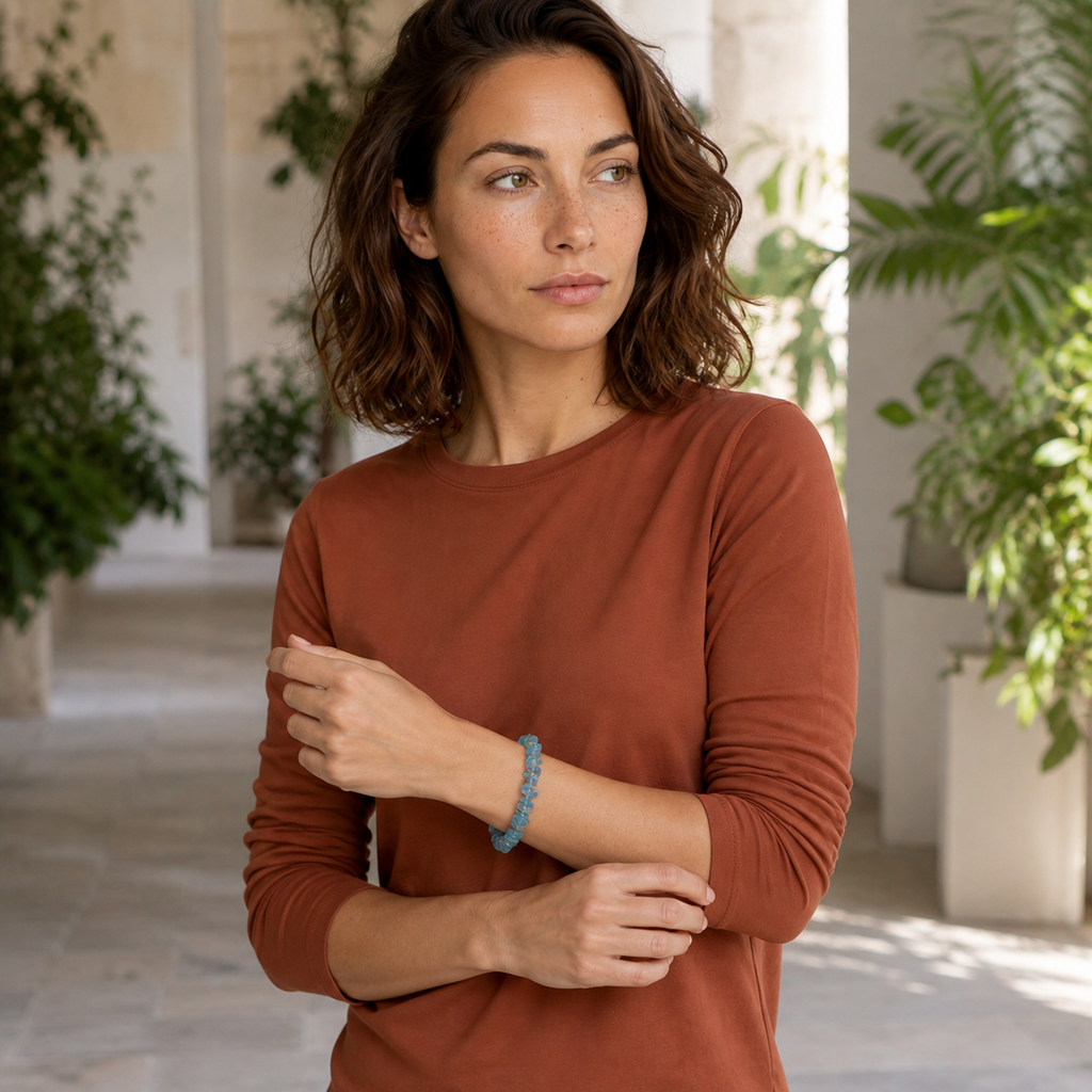 Bracelet baroque en apatite bleue - 16 à 18 cm, porté dans une scène de vie contrastée