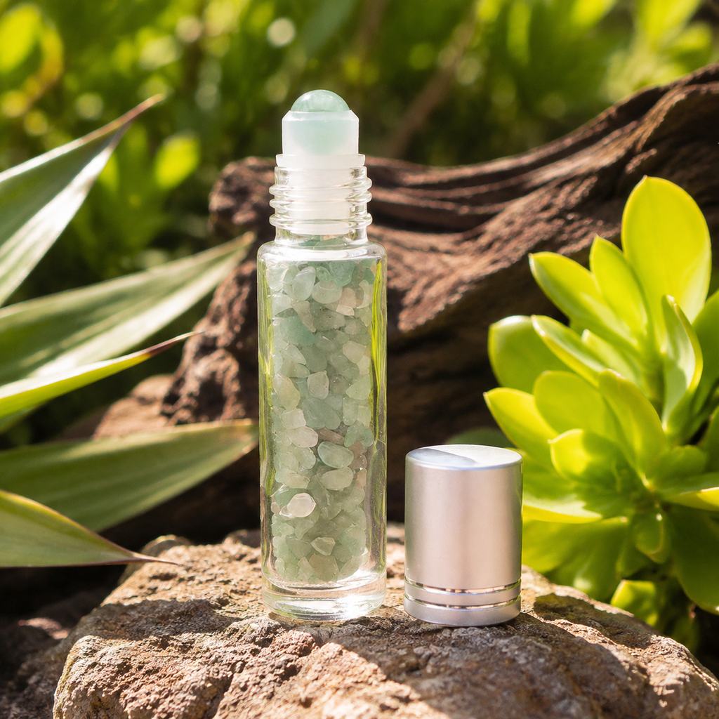 Flacon roll-on en aventurine verte dans une scène colorée et végétalisée