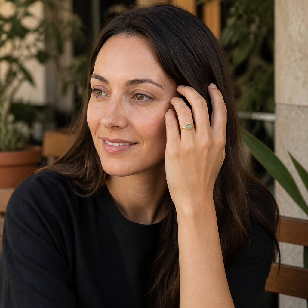 Elena portant la bague dans une scène de vie contrastée