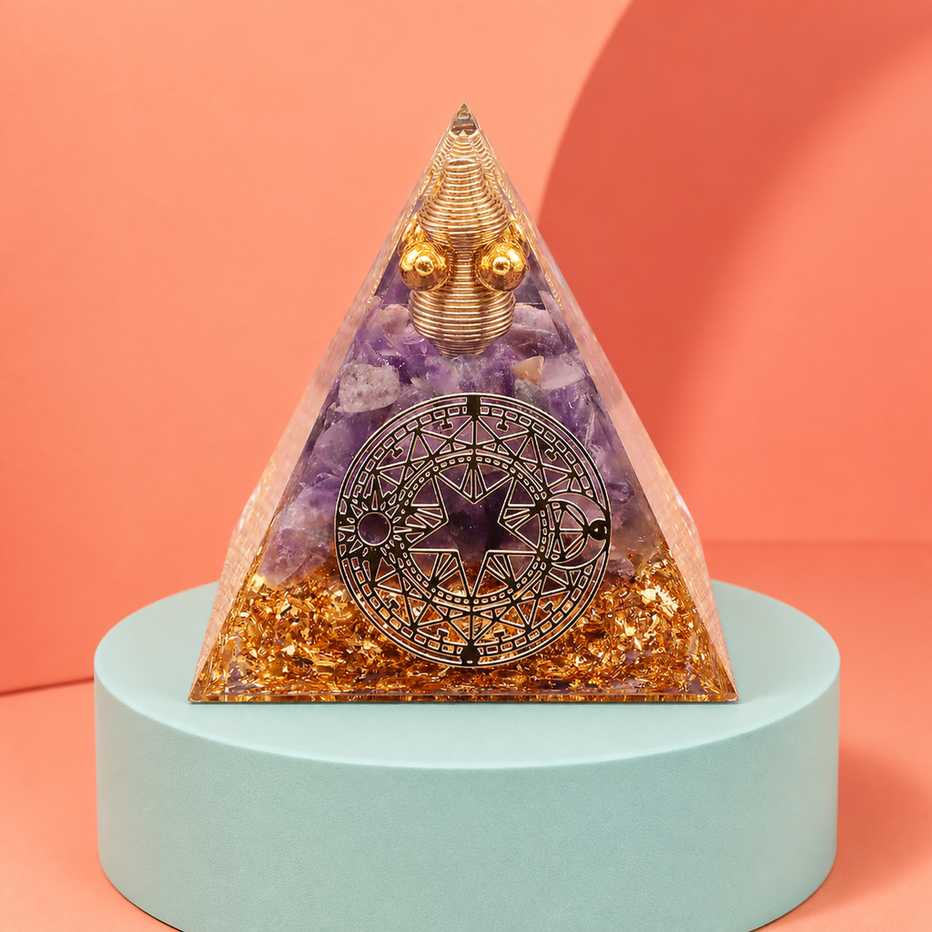 Orgonite pyramide Cercle magique en améthyste - 60 mm dans un contexte vivant et contrasté