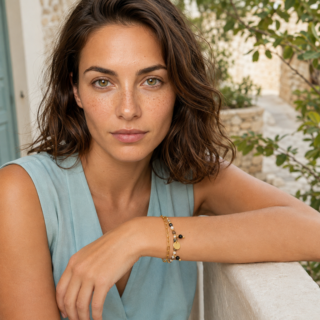 Bracelet doré en tourmaline, quartz fumé et aigue-marine porté dans une scène de vie en lumière naturelle