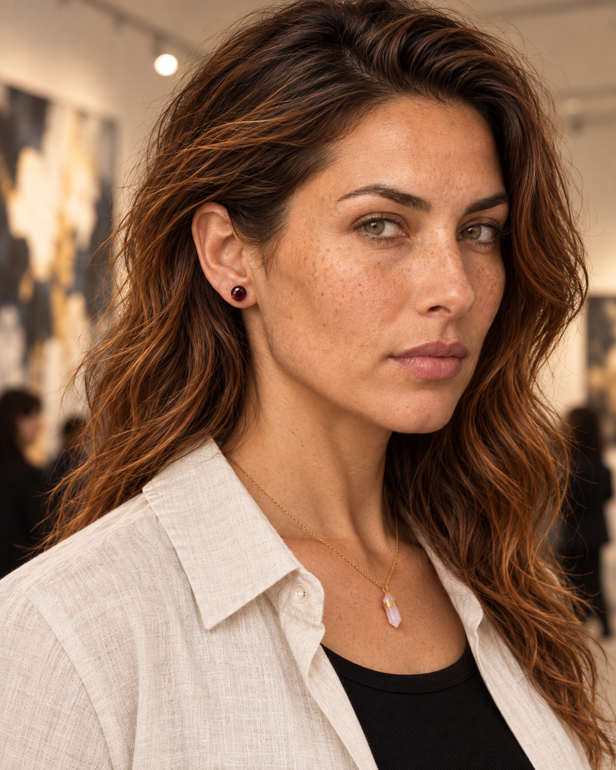 Mise en situation éditoriale du produit : Boucles d'oreilles puces en grenat rouge 8 mm