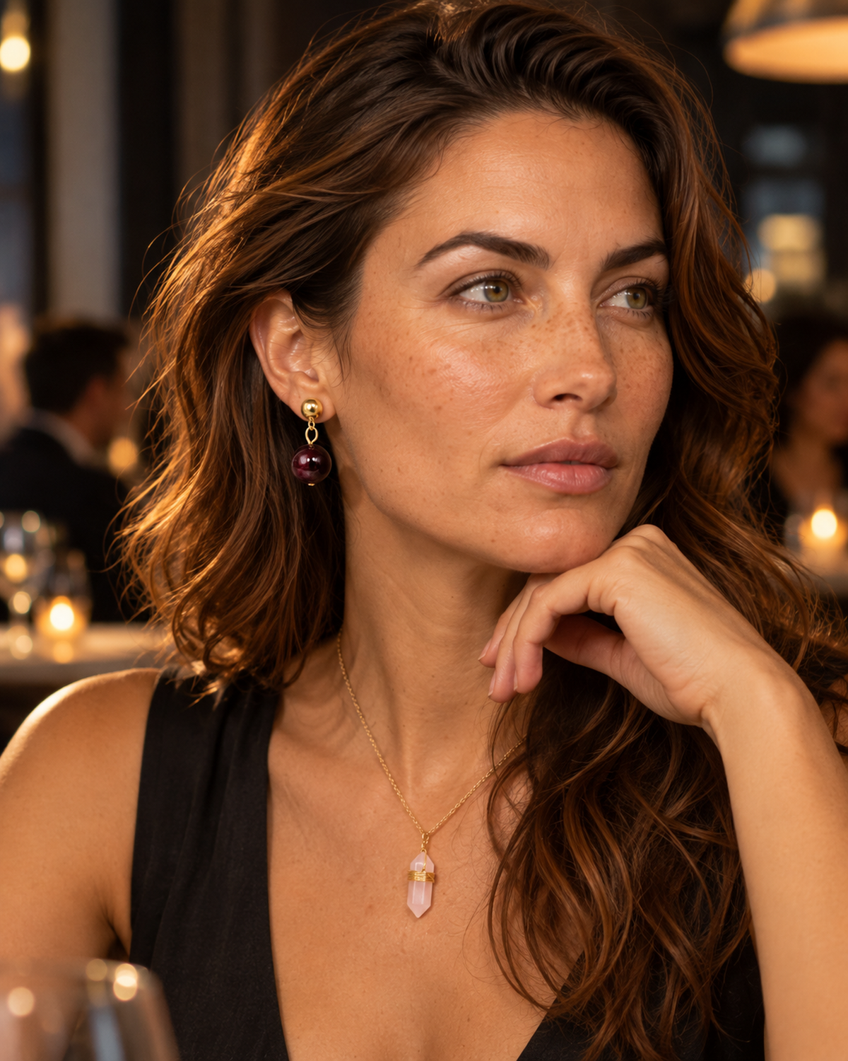 Mise en situation éditoriale du produit : Boucles d'oreilles pendantes en grenat rouge 12 mm