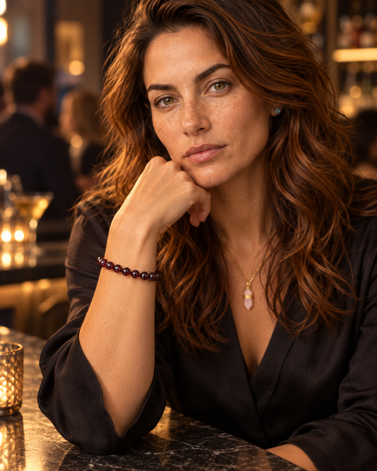 Mise en situation éditoriale du produit : Bracelet en grenat rouge 8 mm