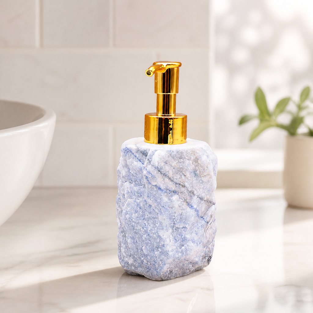 Distributeur de savon en aventurine bleue brute - 100 à 150 mm dans un intérieur clair
