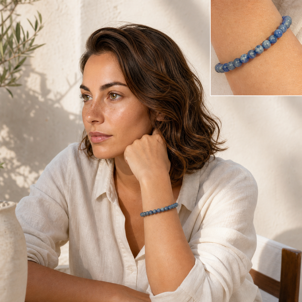 Chloé portant le bracelet cyanite avec encart zoom
