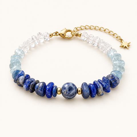 Bracelet doré en sodalite et pierres bleues sur fond Nacre MilAura