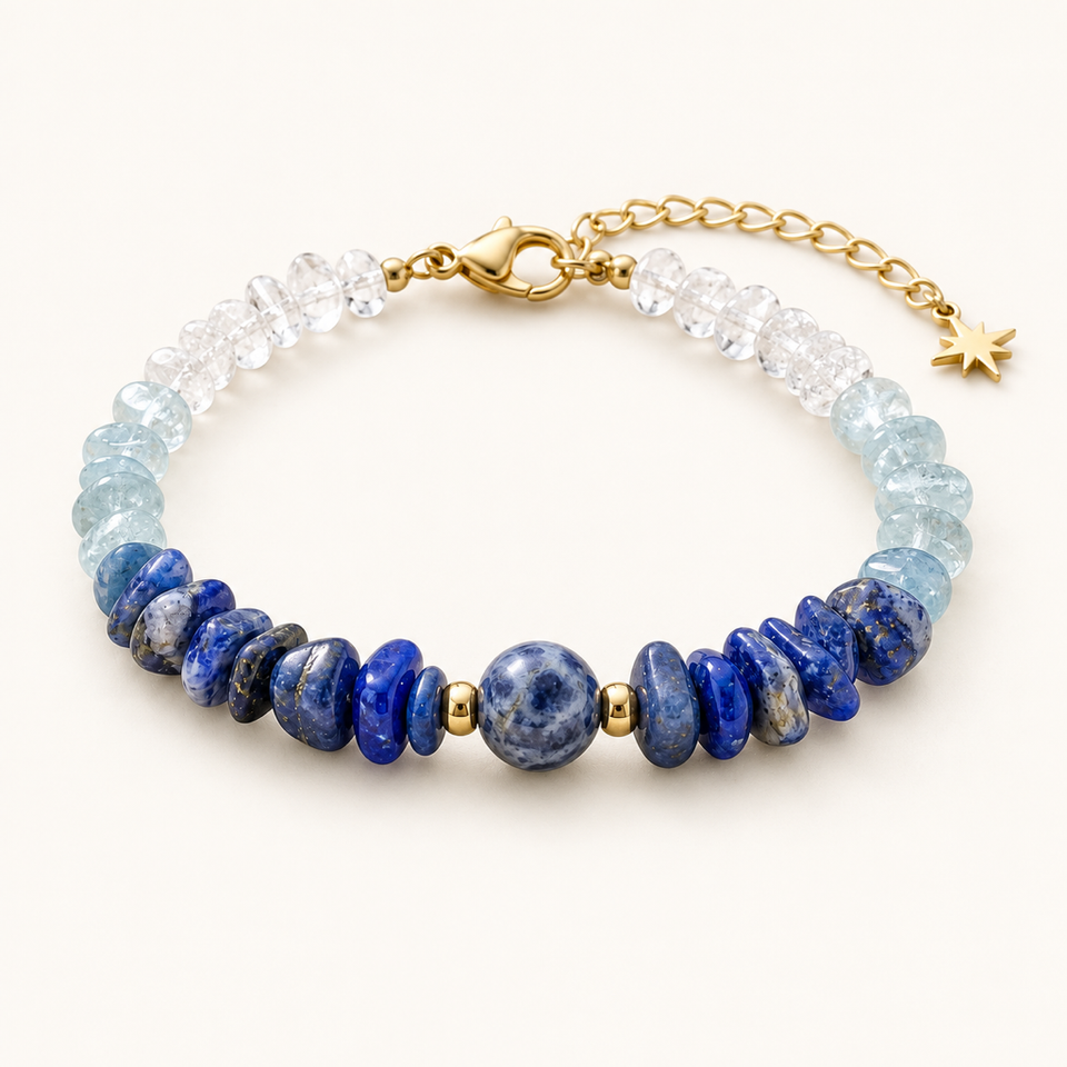Bracelet doré en sodalite et pierres bleues sur fond Nacre MilAura