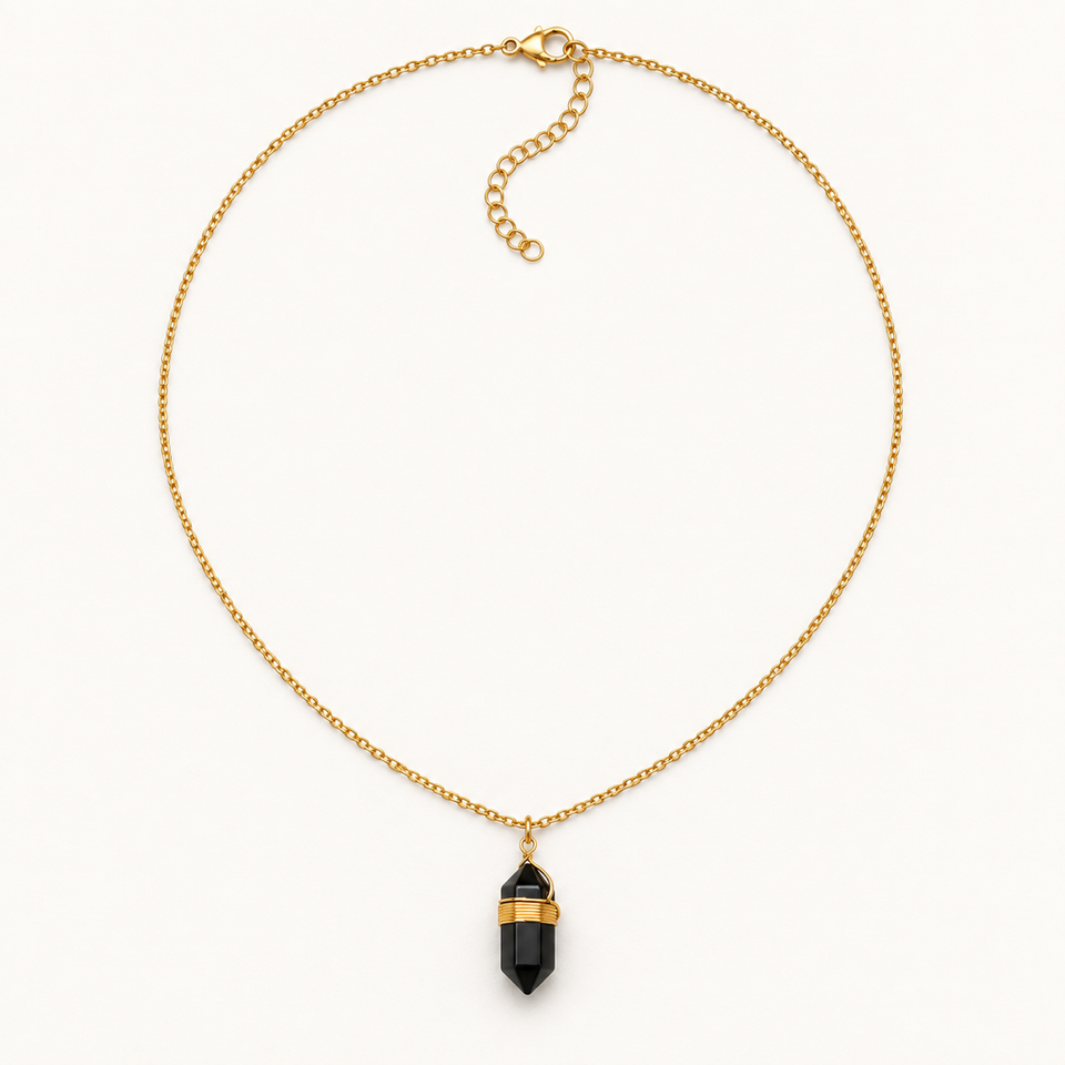 Collier doré en obsidienne noire sur fond Nacre MilAura