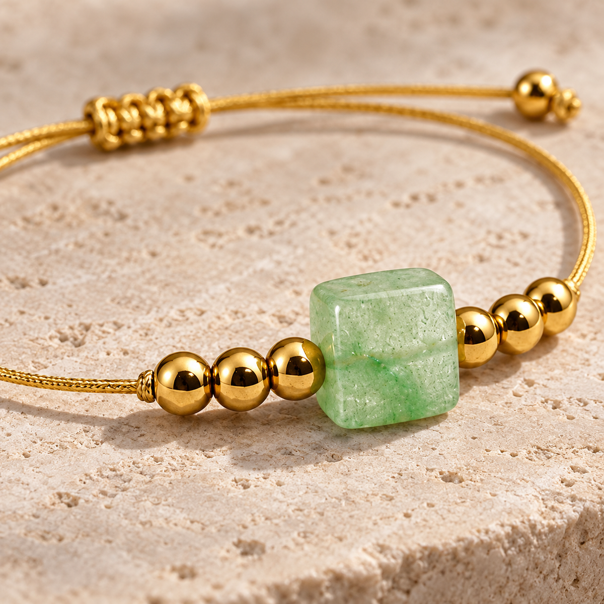 Détail des pierres naturelles et de la finition du bracelet doré en aventurine verte 8 mm