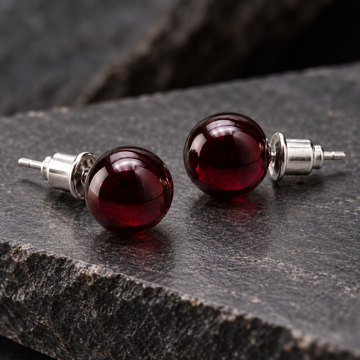Détail de la pierre naturelle et de la finition de Boucles d'oreilles puces en grenat rouge 8 mm