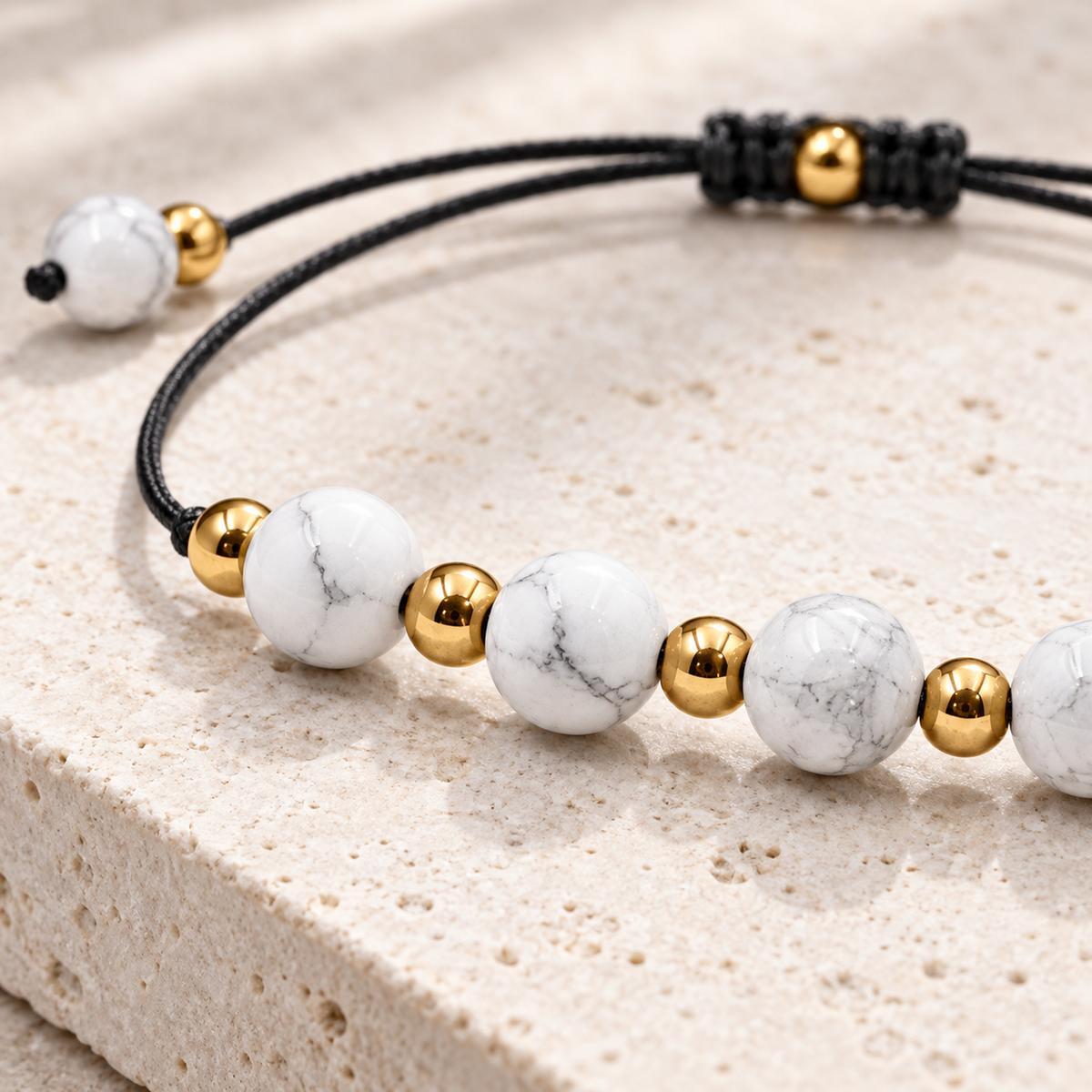 Détail des pierres naturelles et de la finition du bracelet doré en howlite blanche 6 mm