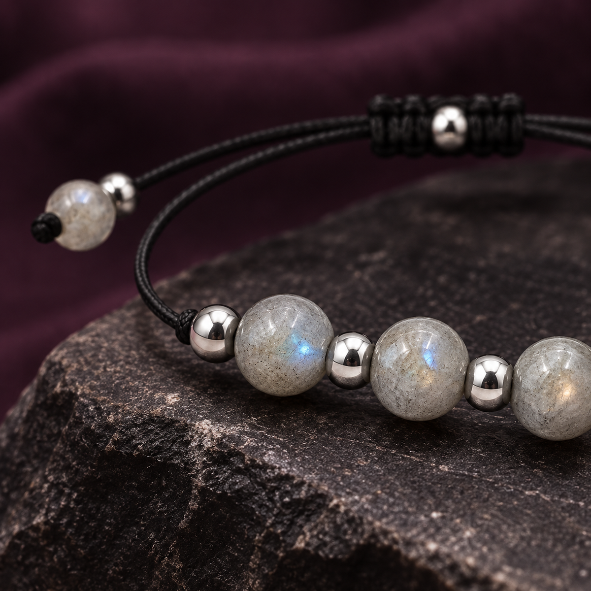 Détail des pierres naturelles et de la finition du bracelet argenté en labradorite 6 mm