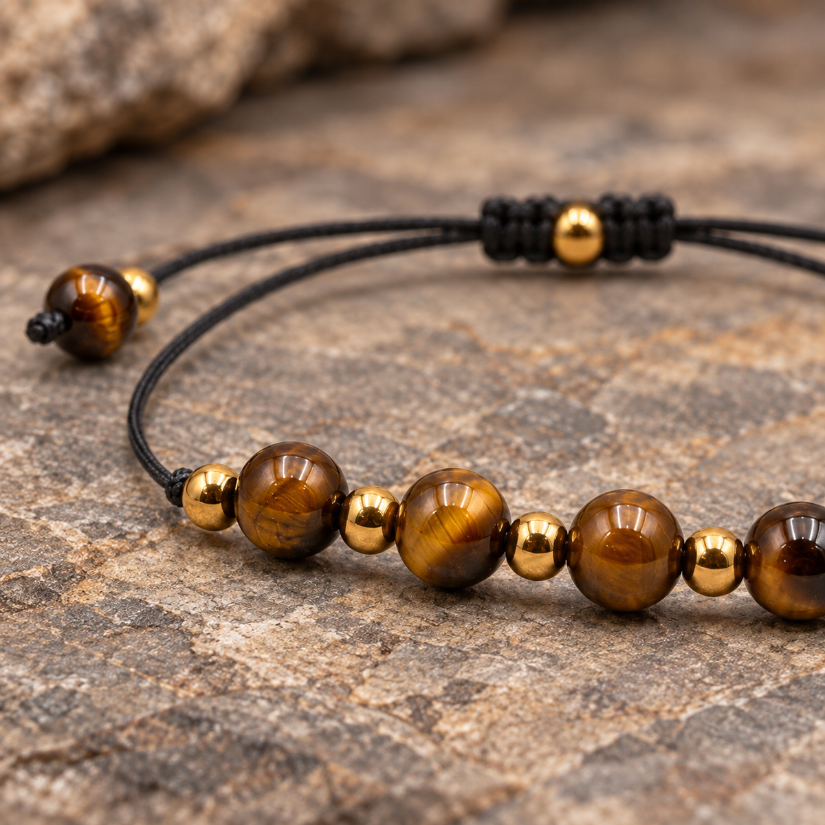 Détail des pierres naturelles et de la finition du bracelet doré en oeil de tigre 6 mm